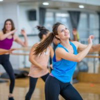Femme souriante au cours de zumba