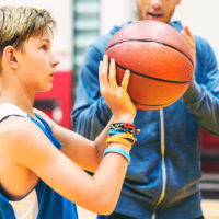 Entraînement de basket-ball amateur équipe de jeunes